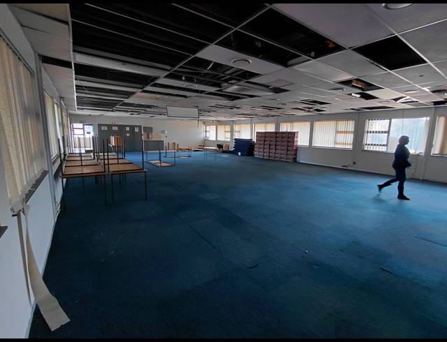 5,136M² OFFICE FOR SALE IN HALFWAY HOUSE
